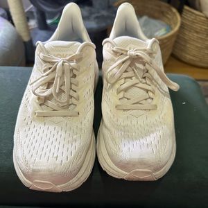 Hoka Clifton 8 tennis shoes
